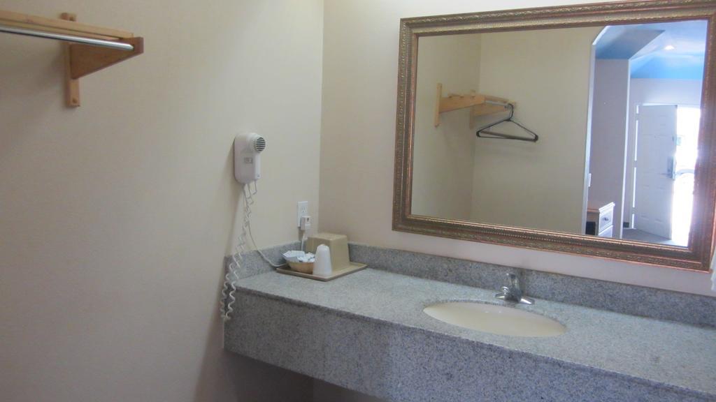 Camelot Inn & Suites Highway 290/Northwest Freeway Jersey Village Room photo